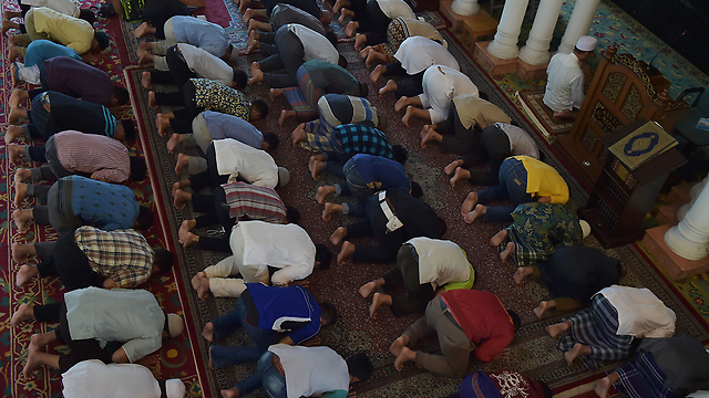 במסגד באינדונזיה (צילום: AFP) (צילום: AFP)