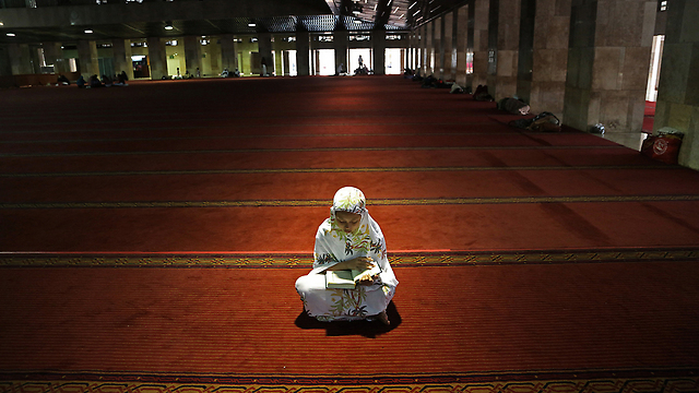 ילדה מתפללת בג'קרטה, אינדונזיה (צילום: AP) (צילום: AP)