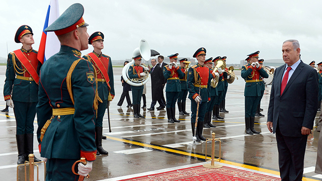 Prime Minister Netanyahu being welcomed on the tarmac in Russia (Photo: Haim Tzah/GPO)