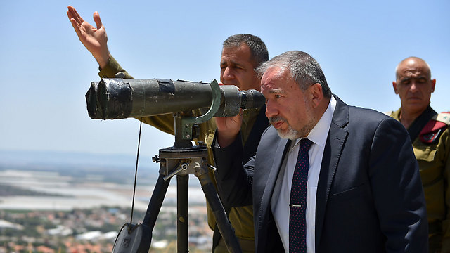 Defense Minister Avigdor Lieberman tours Israel's northern border (Photo: Ariel Harmoni/Israeli Ministry of Defense)