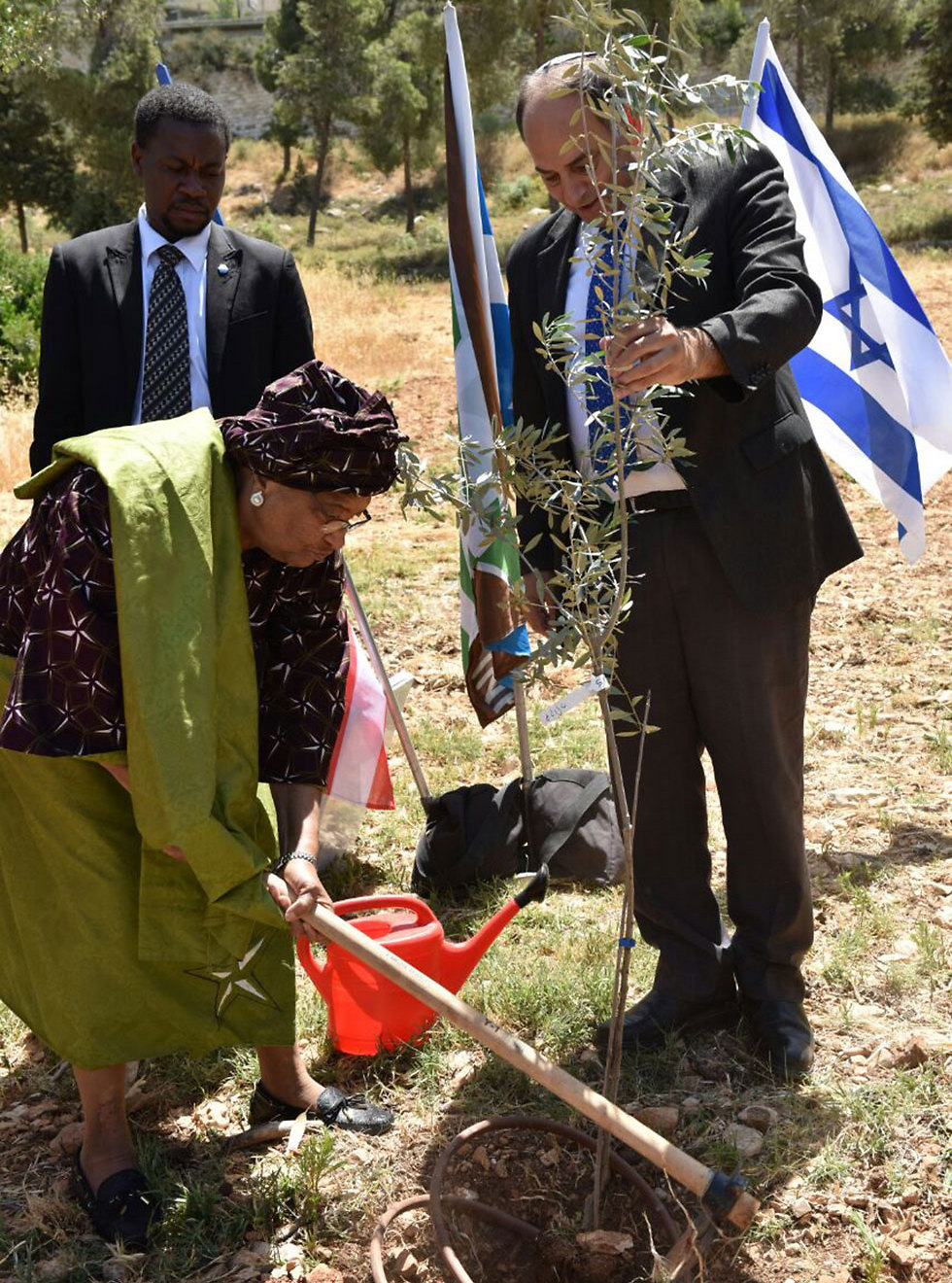 President Sirleaf planting perform the Zionist tradition of planting a tree in Israel (Photo: Shlomi Amsalem, Israeli Foreign Ministry)