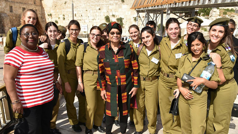 Liberian President Sirleaf with female IDF soldiers at the Western Wall (Photo: Shlomi Amsalem, Israeli Foreign Ministry)