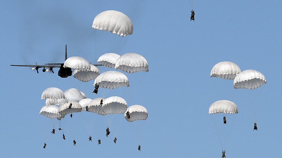 גם צנחנים, גם ג'יפים. תרגיל "אנקונדה 16" (צילום: AFP) (צילום: AFP)