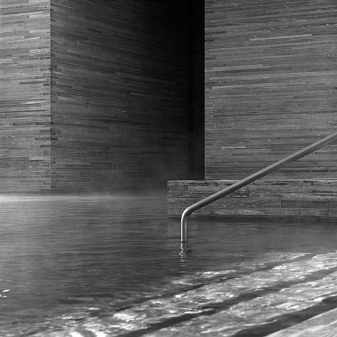 המרחצאות בוואלס, בתכנונו של פטר צומטור. תאורה: מריו נאני (צילום: הלן בינה)
