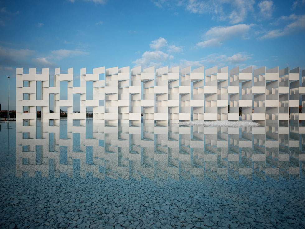 בעבודה ''אור הרוח'' לאדריכל היפני קנגו קומה, נוצרת חומת אור מחוררת. כך היא נראית ביום (צילום: Viabizzuno)
