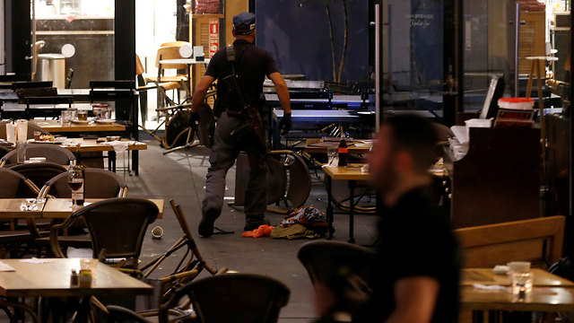 Security forces in a restaurant (Photo: Reuters) (Photo: Reuters)