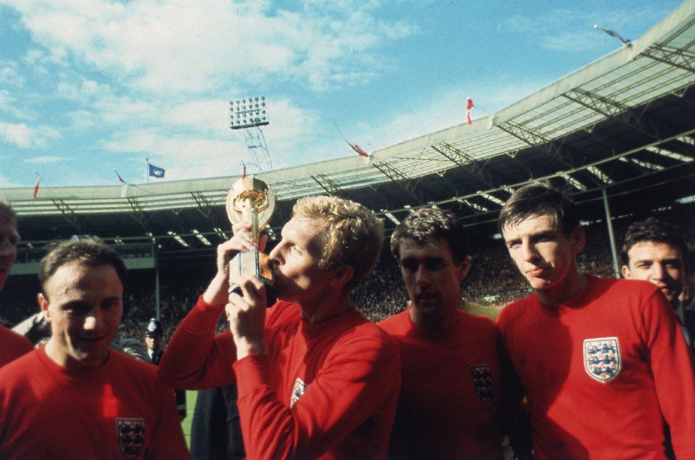 בובי מור עם גביע העולם (צילום: Getty Images imagebank) (צילום: Getty Images imagebank)
