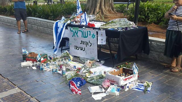 A monument for the victims of the attack at Sarona market. (Photo: Gilad Morag)