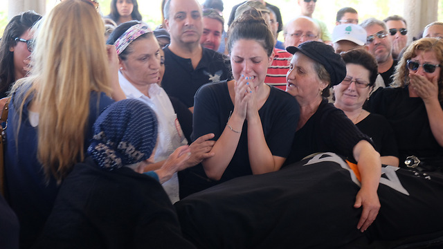 אחת מבנותיה של אילנה נבעה בהלוויה (צילום: יריב כץ) (צילום: יריב כץ)