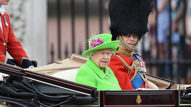 המלכה אליזבת והנסיך פיליפ, בתהלוכה בצהריים (צילום: gettyimages) (צילום: gettyimages)