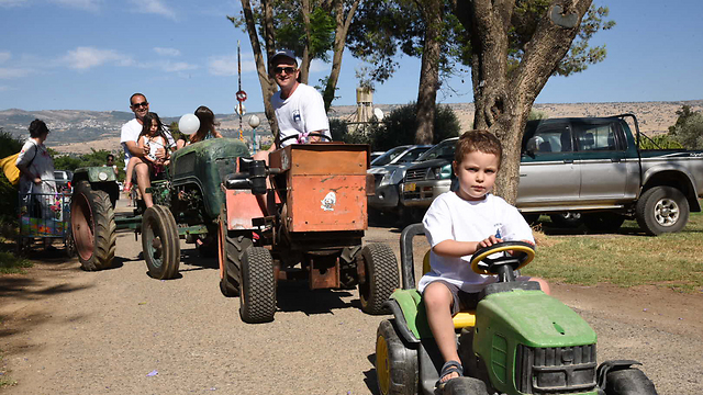 Tractor parade at Kibbutz Dafna (Photo: Aviyahu Shapira) 