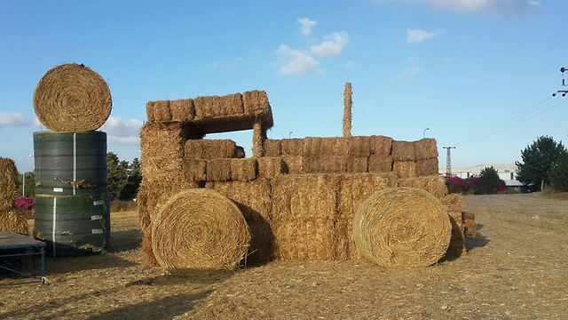 Tractor made out of hay on Kibbutz Ein HaShofet (Photo: Itzik Shifrin)