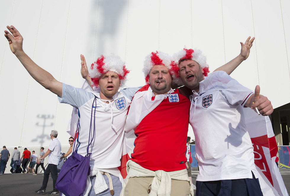 אוהדי נבחרת אנגליה מחוץ לאיצטדיון (צילום: עוז מועלם) (צילום: עוז מועלם)
