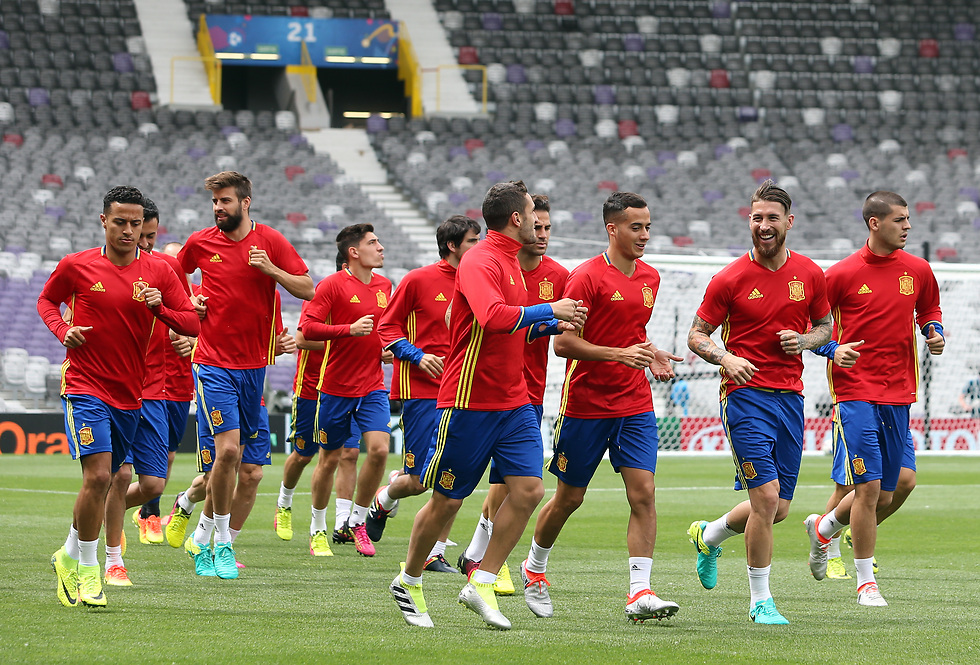 שמים את היריבות בצד. שחקני נבחרת ספרד (צילום: עוז מועלם) (צילום: עוז מועלם)