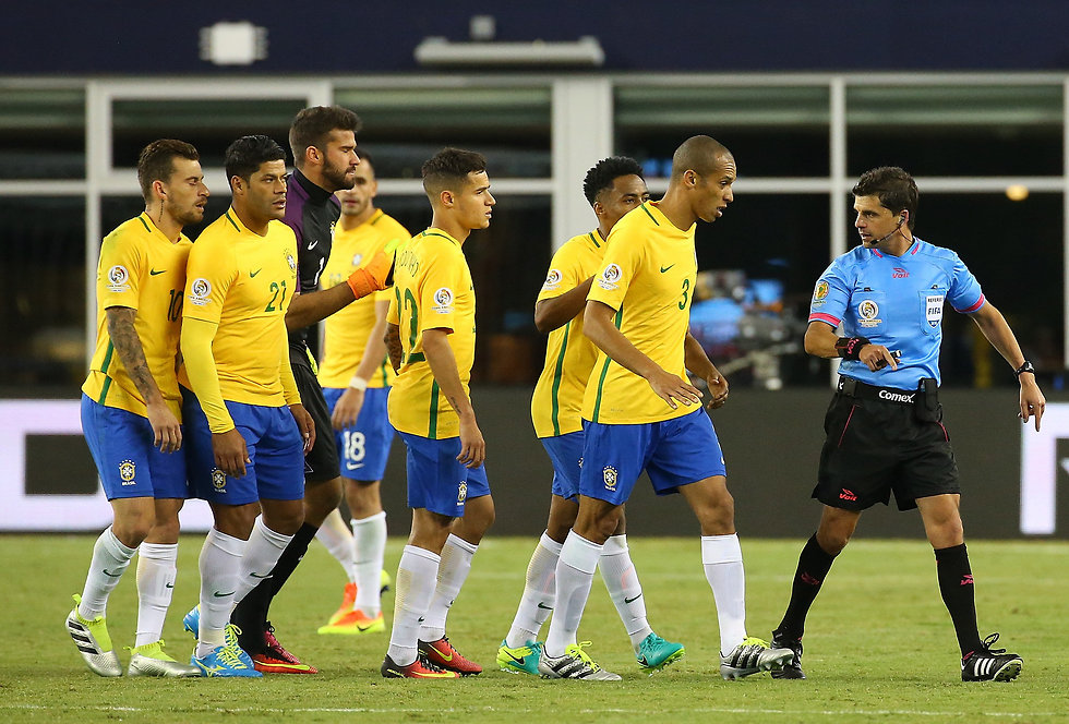 שחקני ברזיל מתווכחים עם השופט (צילום: AFP) (צילום: AFP)