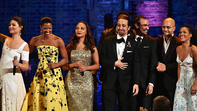 צוות השחקנים של "המילטון" מקבלים את הפרס (צילום: (Getty Images)) (צילום: (Getty Images))