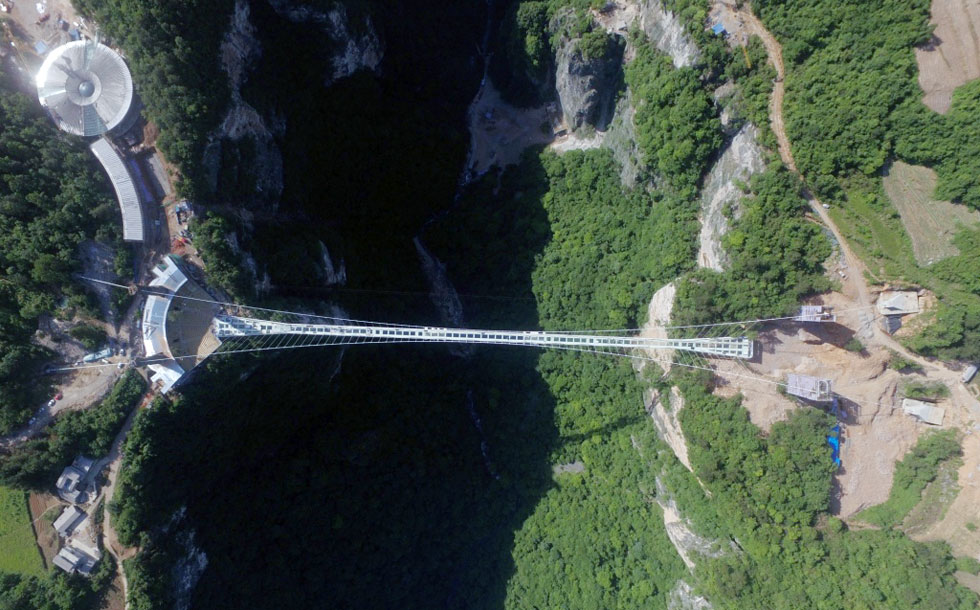 כך נראה הגשר במבט מלמעלה. זו אמורה להיות האטרקציה התיירותית של מחוז הונאן (צילום: Zhangjiajie Grand Canyon Tourism Management Co., Ltd)