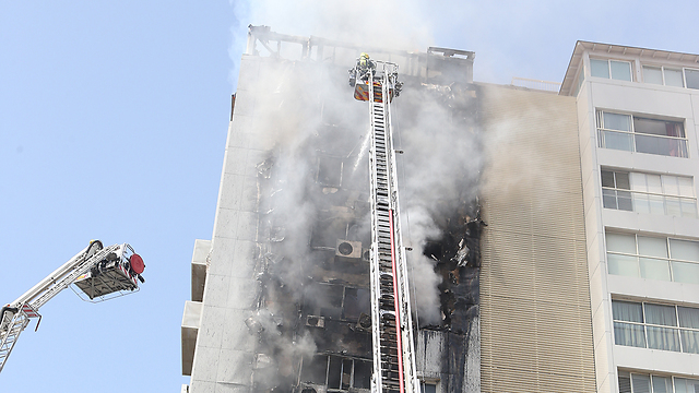 השריפה בבניין בקצה רמת גן. "נקודת תורפה בטיחותית" (צילום: שאול גולן ) (צילום: שאול גולן )