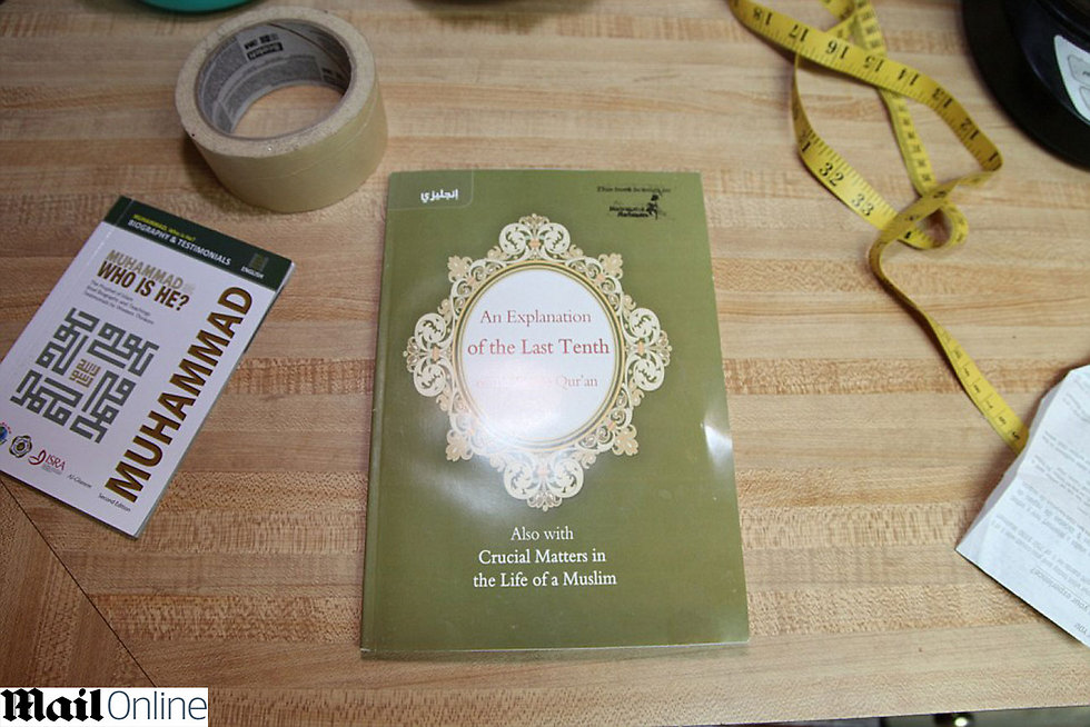 ספרי איסלאם בביתו של מאטין (צילום: דיילי מייל) (צילום: דיילי מייל)