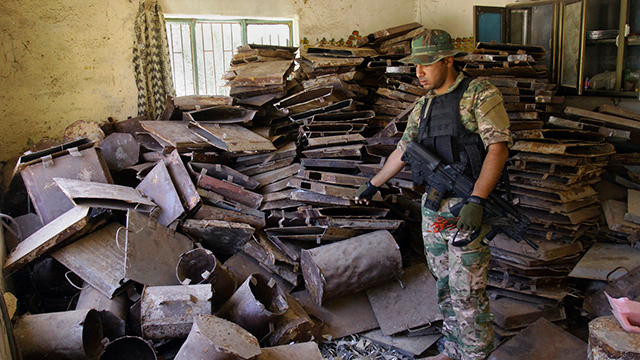 חייל עיראקי בבית מלאכה של דאעש בפלוג'ה (צילום: AP) (צילום: AP)