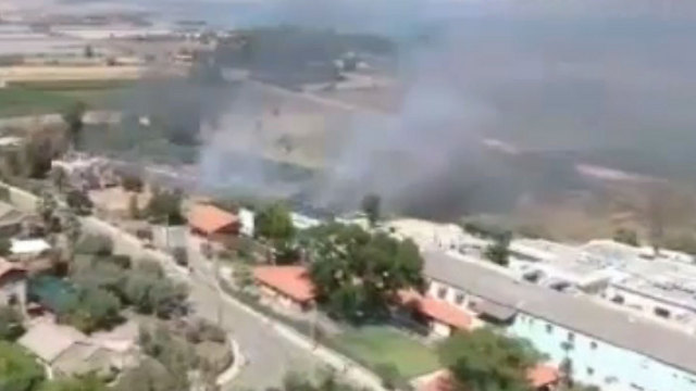 השריפה בכביש 90 בין מגדל לגנוסר (צילום: כבאות והצלה מחוז צפון) (צילום: כבאות והצלה מחוז צפון)