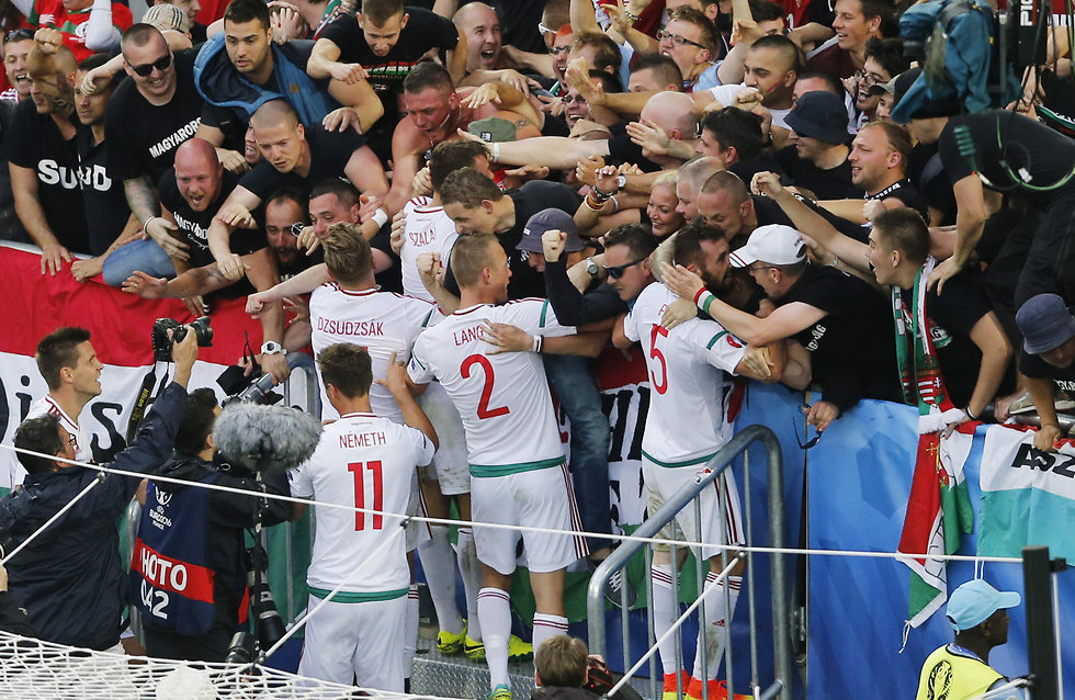 נבחרת הונגריה חוגגת (צילום: רויטרס) (צילום: רויטרס)