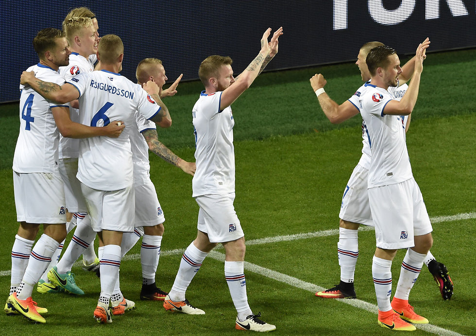 נבחרת איסלנד חוגגת את שער השיוויון (צילום: AFP) (צילום: AFP)