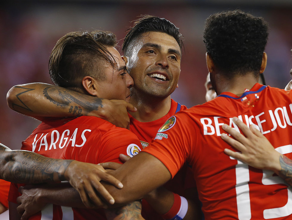 ורגאס והחברים. צ'ילה ברבע הגמר (צילום: AFP) (צילום: AFP)