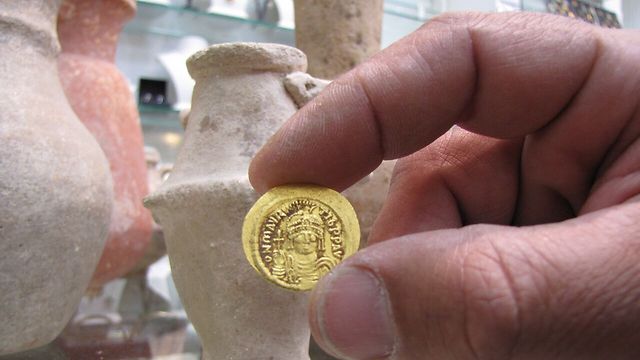 מטבע זהב מהתקופה הביזנטית (צילום: רשות העתיקות) (צילום: רשות העתיקות)