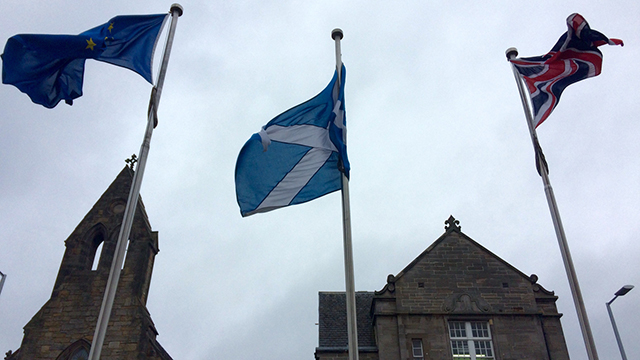 בקרוב ביחד או לבד? דגלי בריטניה, סקוטלנד והאיחוד האירופי (צילום: AP) (צילום: AP)