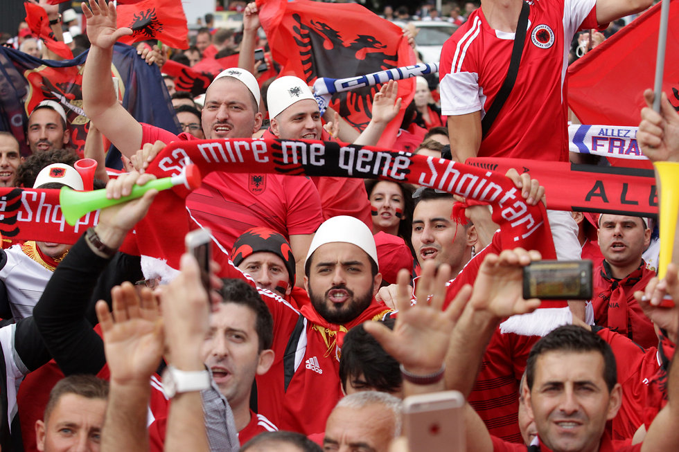 אוהדי נבחרת אלבניה (צילום: AFP) (צילום: AFP)