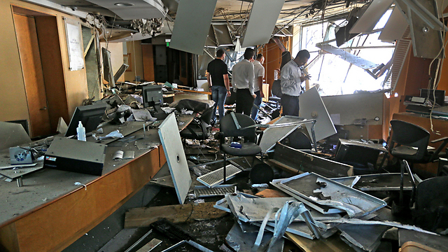 הפיצוץ בבנק בביירות (צילום: AP) (צילום: AP)