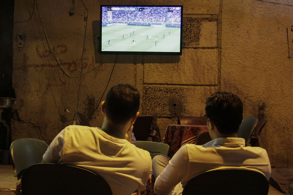 "רוצים כדורגל בחינם!". צפייה משותפת בקהיר (צילום: AFP) (צילום: AFP)
