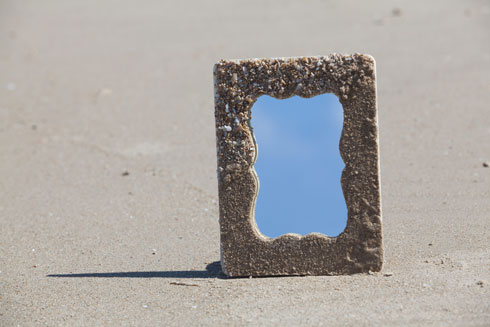 מראה מצופה בחול (צילום: טל ניסים)