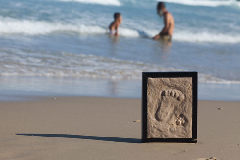 יציקת כף רגל בחול (צילום: טל ניסים)