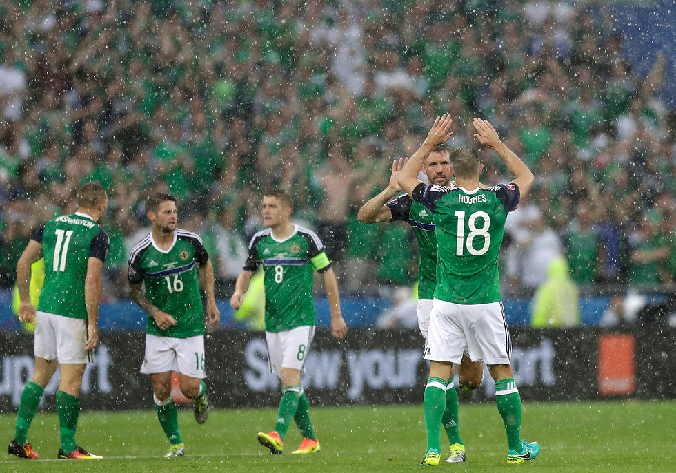 שחקני צפון אירלנד חוגגים במזג האוויר הסוער (צילום: AP) (צילום: AP)