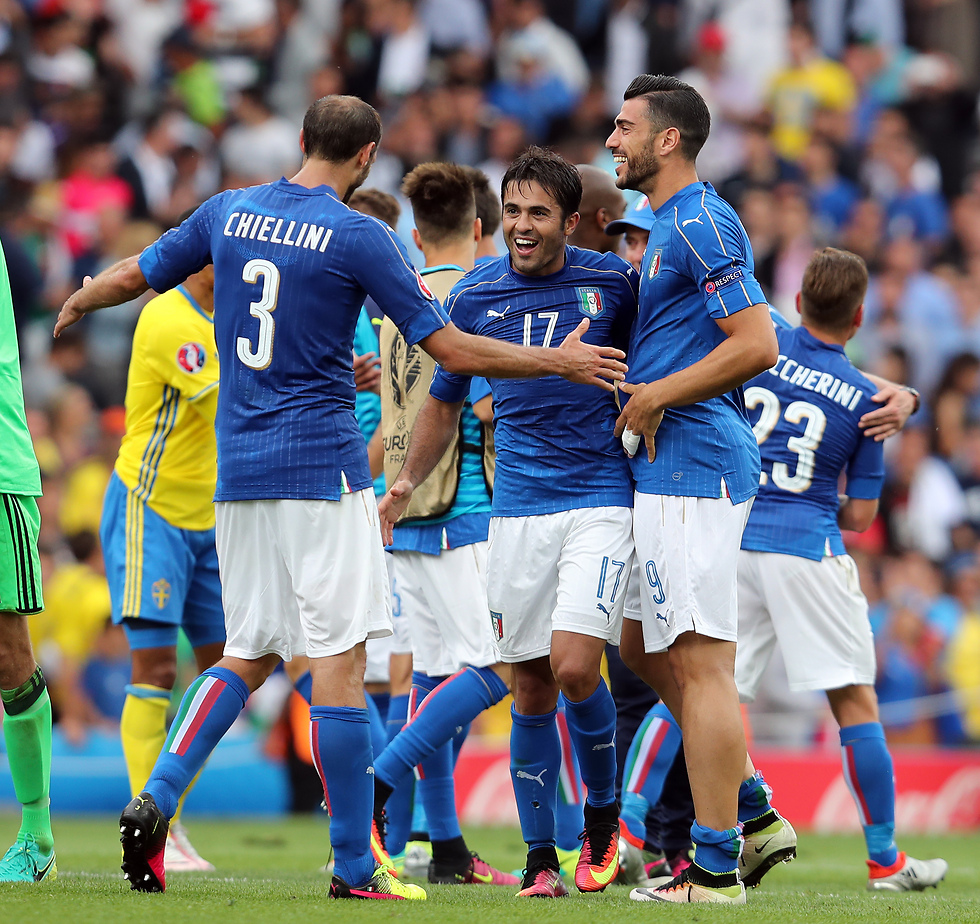 קטן צופה שאיטליה תנצח את ספרד בפנדלים (צילום: עוז מועלם) (צילום: עוז מועלם)