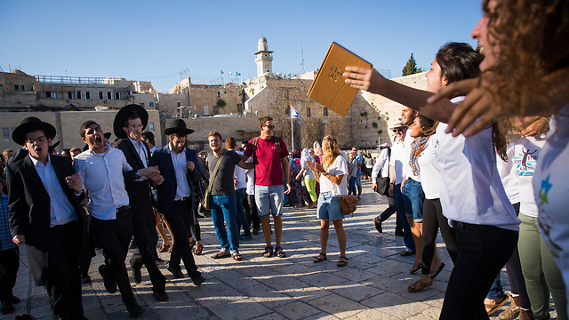 Opposing demonstrators at the Western Wall (Photo: Hillel Maeir/TPS) 