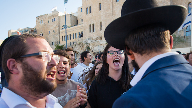 Opposing protesters yelling (Photo: Hillel Maeir/TPS) 