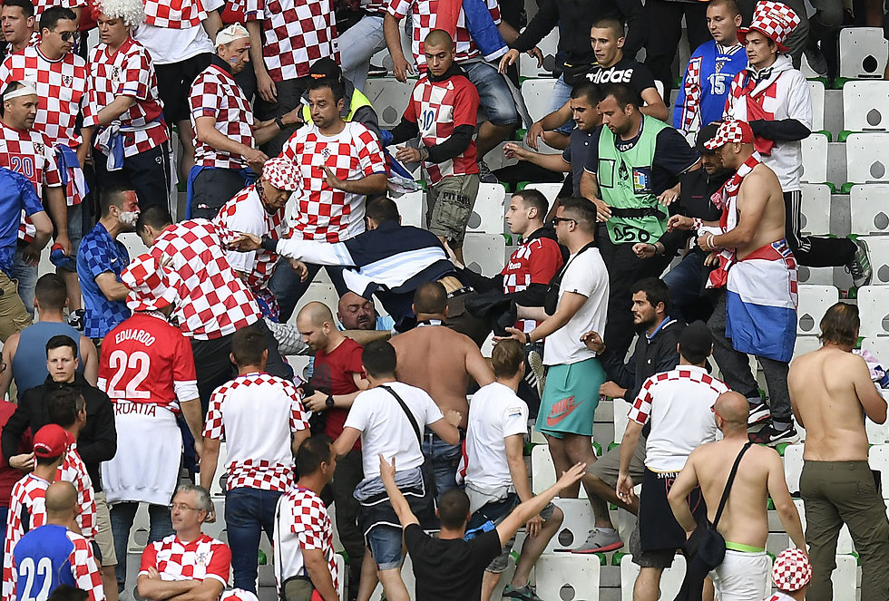 אוהדי נבחרת קרואטיה מתפרעים ביורו 2016 (צילום: AFP) (צילום: AFP)