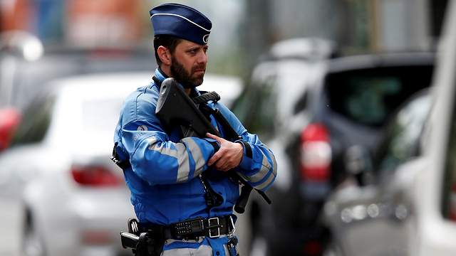 כוננות גבוהה באירופה. שוטר בבלגיה, היום (צילום: רויטרס) (צילום: רויטרס)