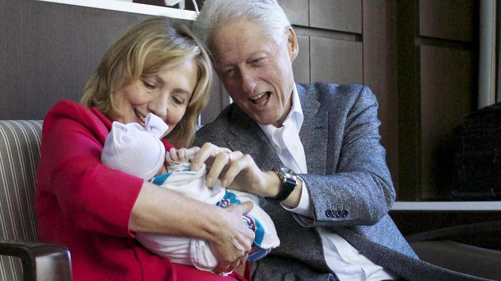 ביל והילרי עם הנכדה שארלוט (צילום: AP) (צילום: AP)