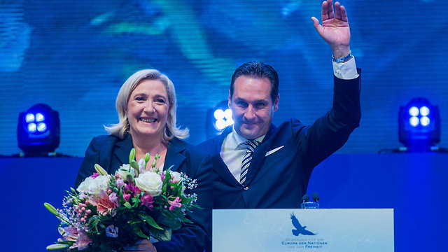 עם מנהיג מפלגת החירות האוסטרית שטראכה (צילום: EPA) (צילום: EPA)