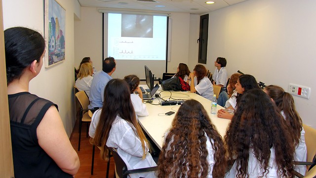 התלמידים במהלך הרצאה בבית החולים (צילום: באדיבות המרכז הרפואי שיבא) (צילום: באדיבות המרכז הרפואי שיבא)
