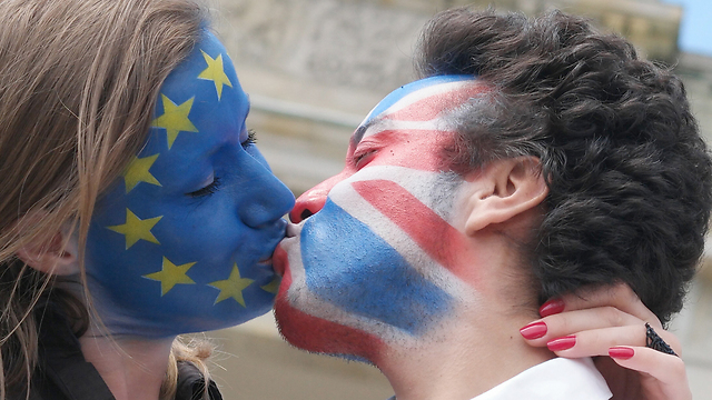 נשיקה בברלין למען הישארות, לפני משאל העם. הבריטים חשבו אחרת (צילום: AFP) (צילום: AFP)