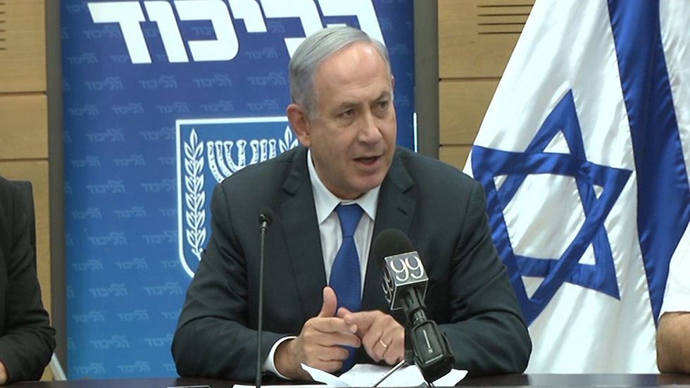 Netanyahu discussing at the Likud faction meeting (Photo: Eli Mandelbaum)