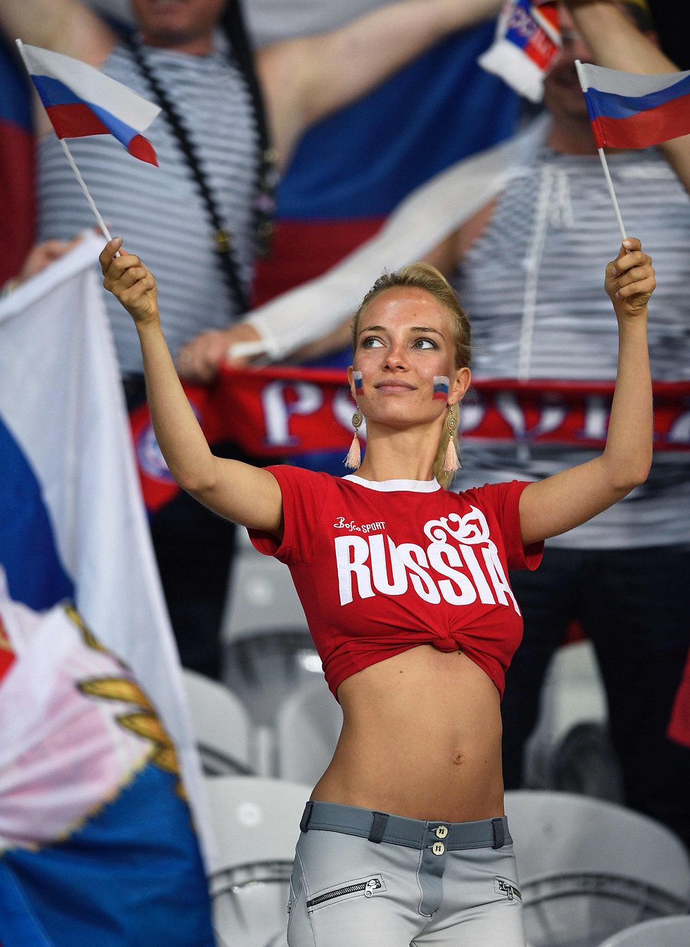 רק כדי שלא יהיה ספק, רשום על החולצה. אוהדת רוסיה (צילום: איי אף פי) (צילום: איי אף פי)