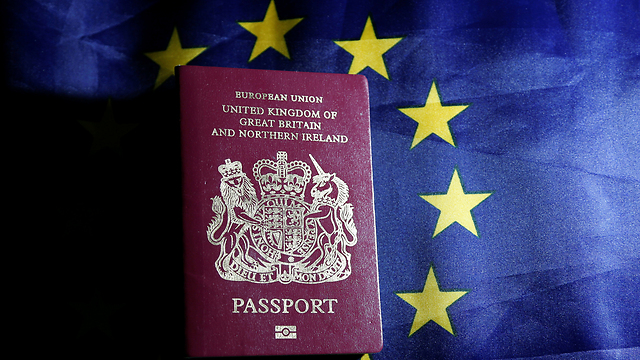 עוזבים? דרכון בריטי (צילום: רויטס) (צילום: רויטס)
