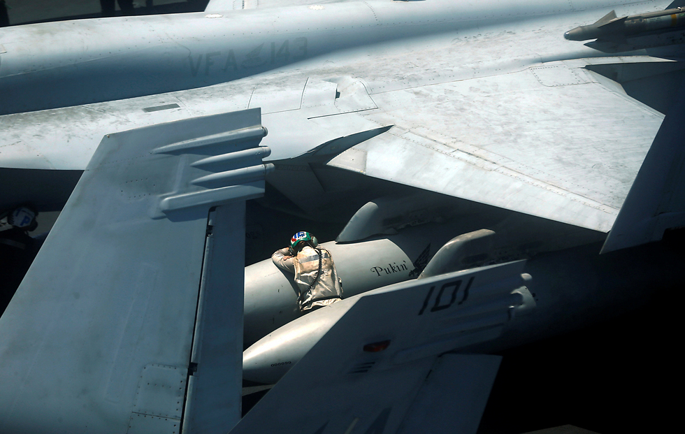 חייל אמריקני ומטוס קרב (צילום: רויטרס) (צילום: רויטרס)