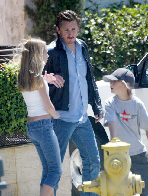 הופר פן עם אביו ואחותו, 2002. "שונא כמעט כל מה שקשור בלוס אנג'לס"  (צילום: gettyimages)